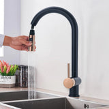 Schwarzer Wasserhahn mit Auszugbrause, Einhebelbedienung und roségoldfarbenem Auslauf