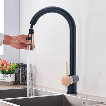 Schwarzer Wasserhahn mit Auszugbrause, Einhebelbedienung und roségoldfarbenem Auslauf