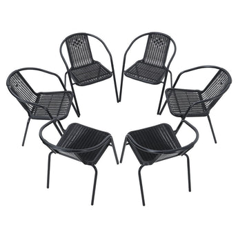 Mehrere schwarze Outdoor-Diningstühle mit rundem Rückenbügel und Netzgeflecht