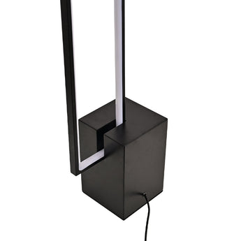 Schwarze Quader-Basis der LED-Röhren-Stehlampe mit Anschlusskabel am Boden