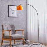 Stehlampe mit orangefarbenem Schirm und schwarzem, gebogenem Stativ
