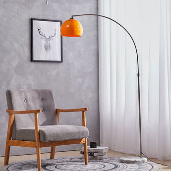 Stehlampe mit orangefarbenem Schirm und schwarzem, gebogenem Stativ