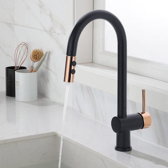 Schwarze Einhebel-Monotap-Armatur mit Auszugbrause und roségoldfarbenem Hebel