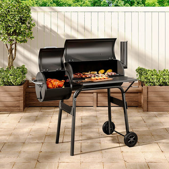 Charcoal BBQ grill with offset 2-in-1 smoker side box and open cooking chamber, on wheels