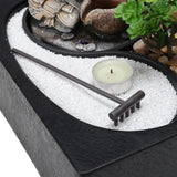 Teelicht in Metallhalter im Kiesbett mit Buddha-Figur und Sukkulente rechts