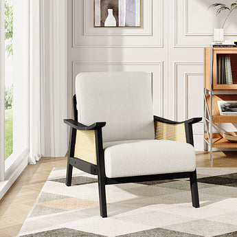 Mid-Century Sessel: Holzrahmen, Rattan-Rücken, cremefarbener Stoff