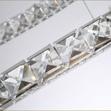 Detail: funkelnde Kristallstreben und Facetten am LED-Ring mit Metallfassung