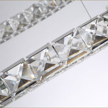 Detail: funkelnde Kristallstreben und Facetten am LED-Ring mit Metallfassung