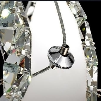 Metall-Aufhängung und Kappe am Rand der Kristall-Ringlampe