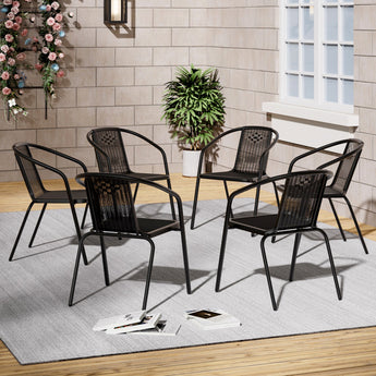 Schwarze Outdoor-Diningstühle im Patio-Layout, eckige Armlehnen und Netzrücken