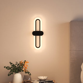 Modernes schwarzes LED-Wandleuchte-Design mit ovalem Acryl-Schirm, warmweiß leuchtend