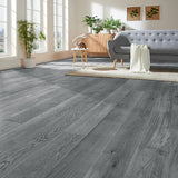 PVC-Holzplankenboden grau mit Holzmaserung, im Wohnraum verlegt