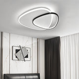Flache LED-Deckelleuchte im Runddesign: weißer Leuchtring und schwarzer Innenrahmen