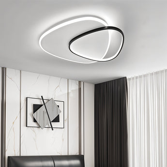 Flache LED-Deckelleuchte im Runddesign: weißer Leuchtring und schwarzer Innenrahmen