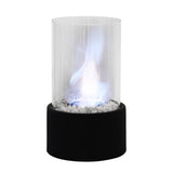 Klarer Glasschirm und schwarze runde Basis mit weißen Brennsteinen und sichtbarer Flamme