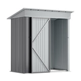 Metall-Gartenschrank mit abschließbarer Tür, teilweise geöffnet, Türrahmen sichtbar