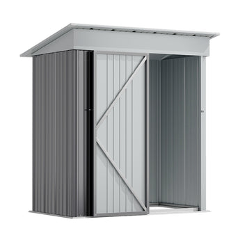 Metall-Gartenschrank mit abschließbarer Tür, teilweise geöffnet, Türrahmen sichtbar