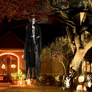 Skelettgeist-Halloween-Deko im schwarzen Umhang, rote Augen, hängende Arme