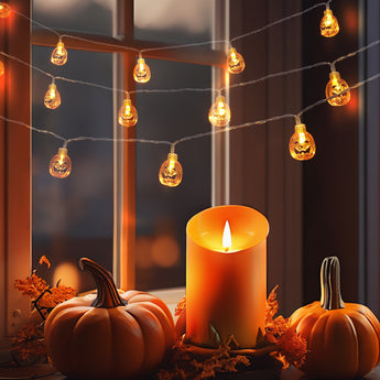 Leuchtende Halloween-Kürbis-LED-Lichterkette mit orangefarbenen Glühbirnen am Draht