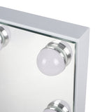 LED-Glühbirnen im weißen Rahmen mit Metallring, Nahansicht