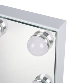 LED-Glühbirnen im weißen Rahmen mit Metallring, Nahansicht