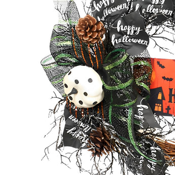 Nahansicht Halloween-Kranz: Totenkopf, grün-schwarzes Karoband, braunes Zapfen-Detail