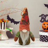 Herbst-Kobold-Plüschfigur: braun-oranger Hut, weißer Bart, grüner Rock