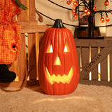 Orange Kürbis-LED-Laterne mit Jack-o’-Lantern-Maske, warmes Leuchten durch Öffnungen