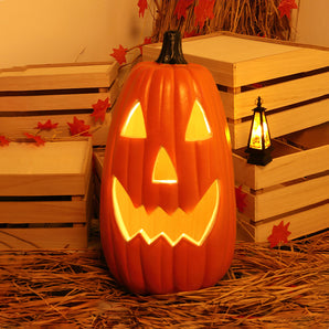 Flameless LED-Halloweenlaterne mit Kürbisgesicht, orange, gelb leuchtende Augen und Mund