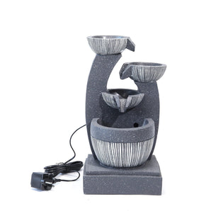 Gartenbrunnen mit drei gerippten Schalen, Wasserpumpe-Kabel und dunklem Steinlook
